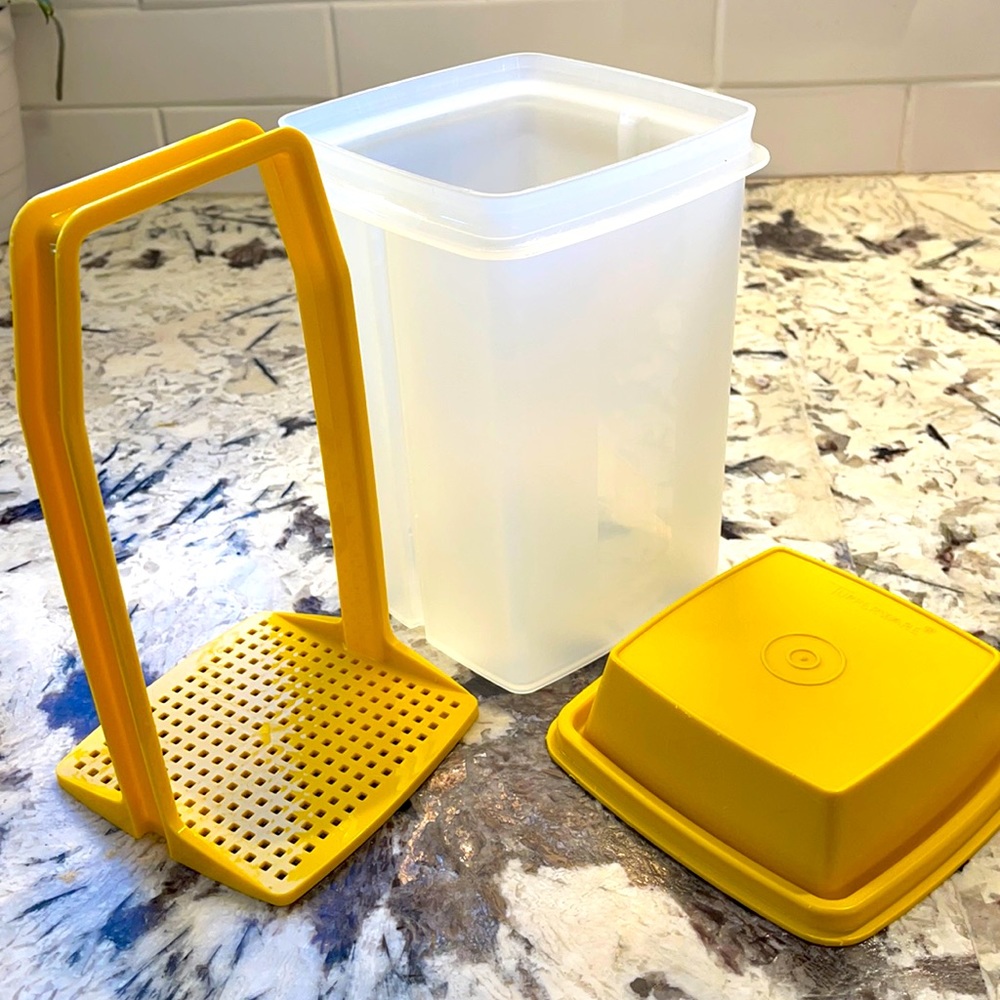 Tupperware Pick A Deli Pickle Keeper, Yellow Pickle Holder